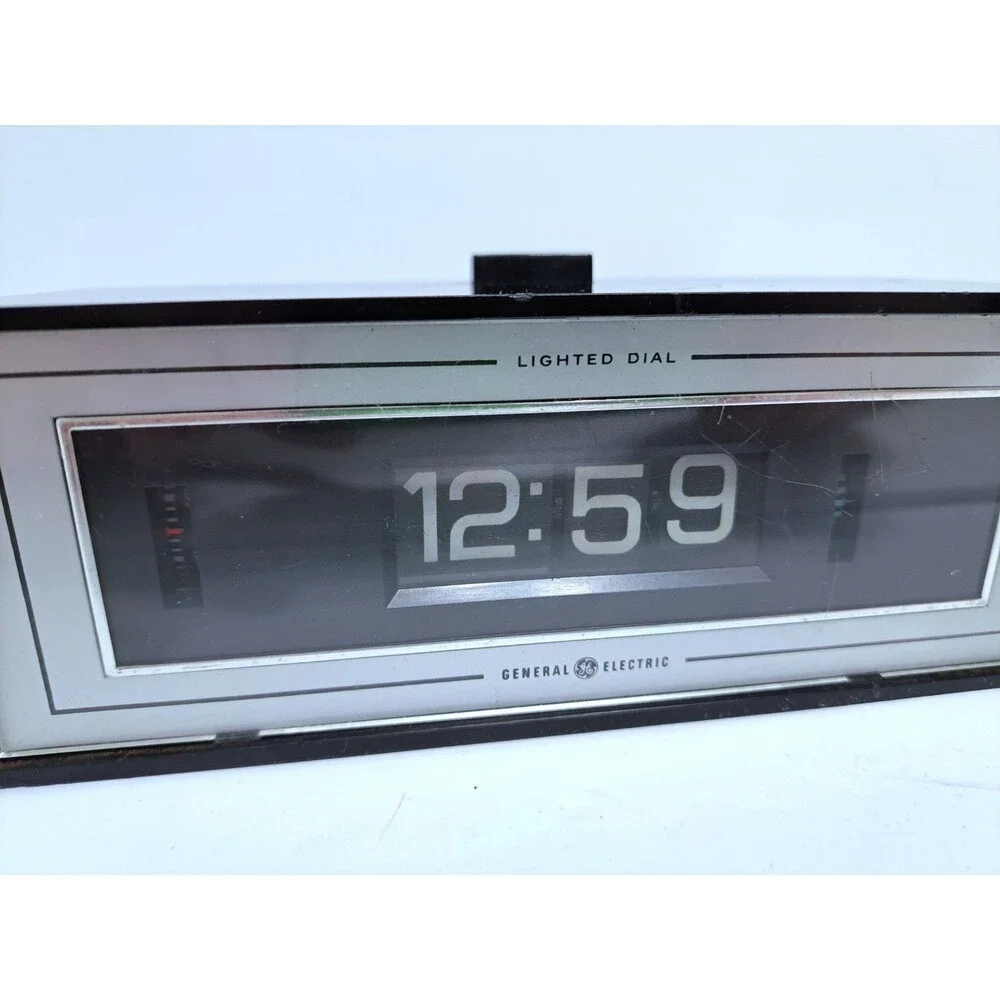 Vintage GE General Electric Flip Clock Model 8142-4 Lighted Dial Alarm Clock